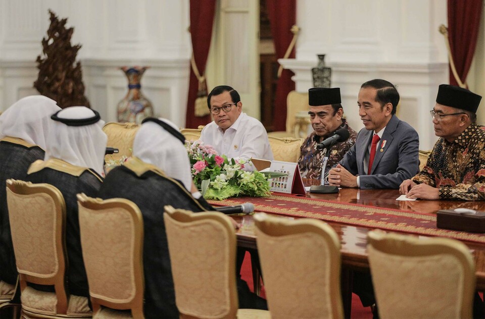 Presiden Joko Widodo (kedua kanan) bersama sejumlah menteri kabinet menerima Sekjen Rabithah Al-Alam Al-Islami atau Liga Muslim Dunia Mohammad bin Abdulkarim Al-Issa (kiri) di Istana Merdeka, Jakarta, Rabu, 26 Februari 2020.