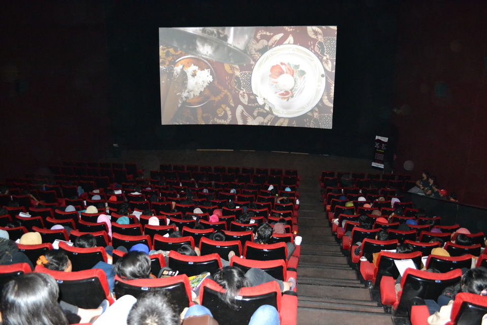 Ilustrasi penonton menikmati film dalam bioskop