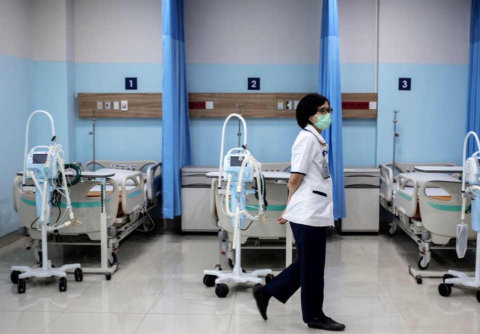 Seorang dokter berjalan di ruang perawatan intensif khusus pasien Covid-19 Rumah Sakit Siloam yang menempati area Lippo Plaza Mampang, Jl. Mampang Prapatan Raya, Jakarta Selatan, 30 Maret 2020.