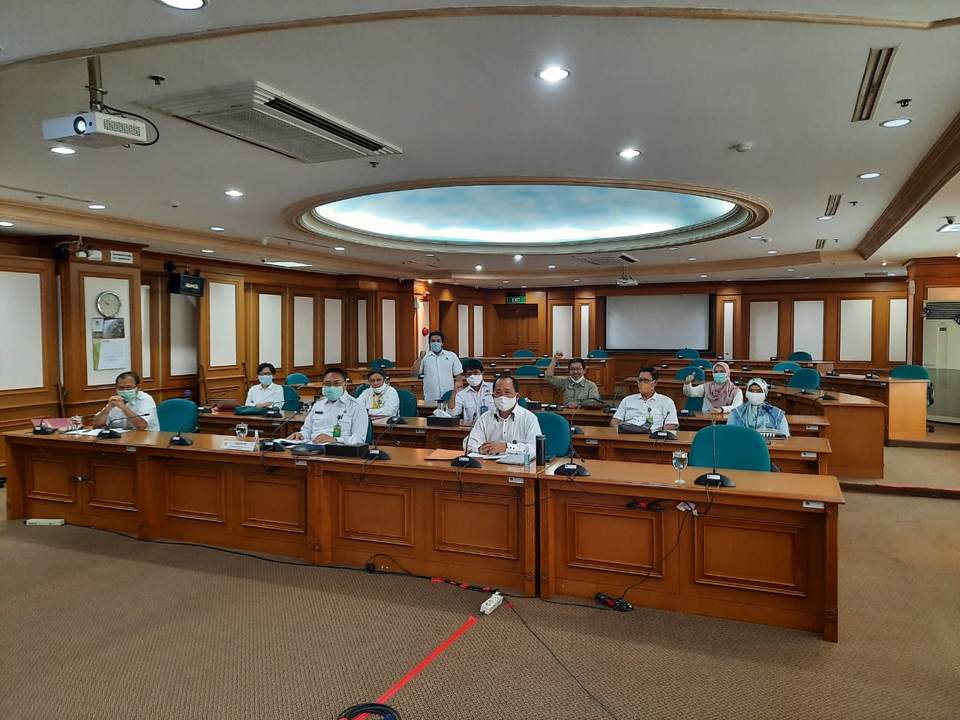 Suasana rapat virtual membahas tentang Antisipasi Karhutla 2020 yang dipimpin Menteri Lingkungan Hidup dan Kehutanan (LHK) Siti Nurbaya, di Kantor KLHK di Jakarta, Kamis (23/4/2020).  