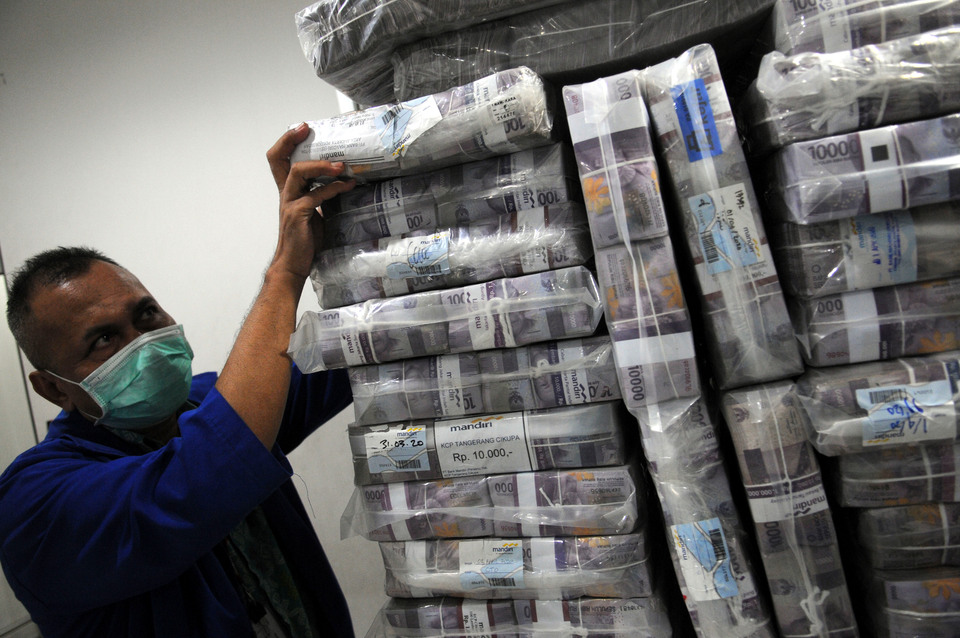 Petugas menata uang pecahan rupiah yang siap didistribusikan dari Cash Center Bank Mandiri, di Jakarta.