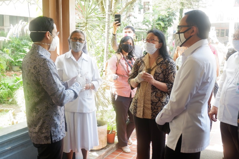 Menteri Pendidikan dan Kebudayaan, Nadiem Makarim (kiri0 saat melakukan kunjungan kerja ke SMA Regina Pacis Bogor,  Kamis (30/7/2020). 