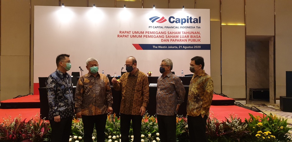 jajaran direksi dan komisaris PT Capital Financial Indonesia Tbk usai 
Rapat Umum Pemegang Saham Tahunan dan Luar Biasa (RUPST/LB) di Jakarta, Jumat (21/8/2020).