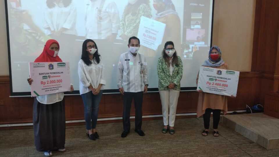 Wakil Wali Kota Jakarta Selatan, Irwandi (tengah), didampingi Pendiri Sahara, Sharmila, dan Ceo Sahara, Farah Savira, menyerahkan secara simbolis bantuan modal kepada warung binaan Sahara. 
