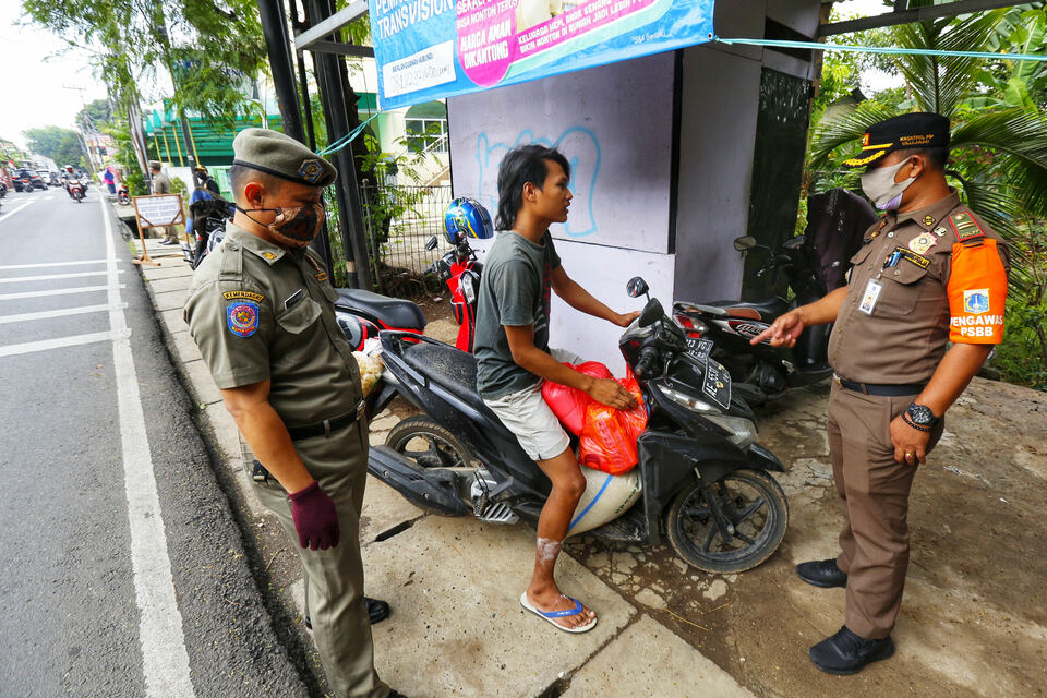 Petugas Satpol PP menggelar Operasi Yustisi Protokol Covid-19, di Jalan Swadarma Raya, Ulujami, Pesanggrahan, Jakarta, Selasa, 22 September 2020. 