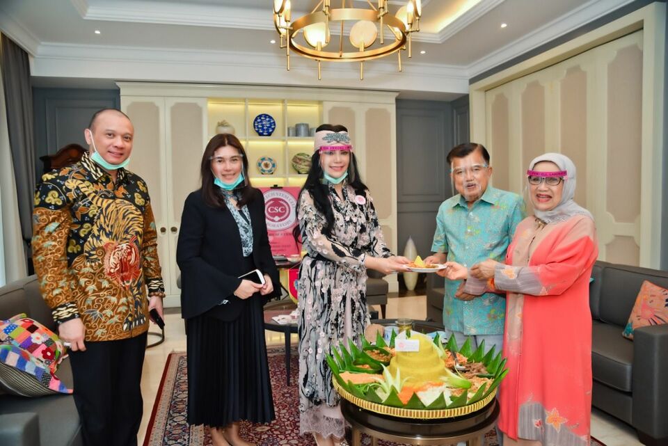 Presiden WOCPM Deby Vinski memberikan potongan tumpeng kepada Mufidah Kalla, usa melakukan pertemuan dengan JK yang juga penasihat WOCPM, di kediamannya, Senin (21/9/2020).