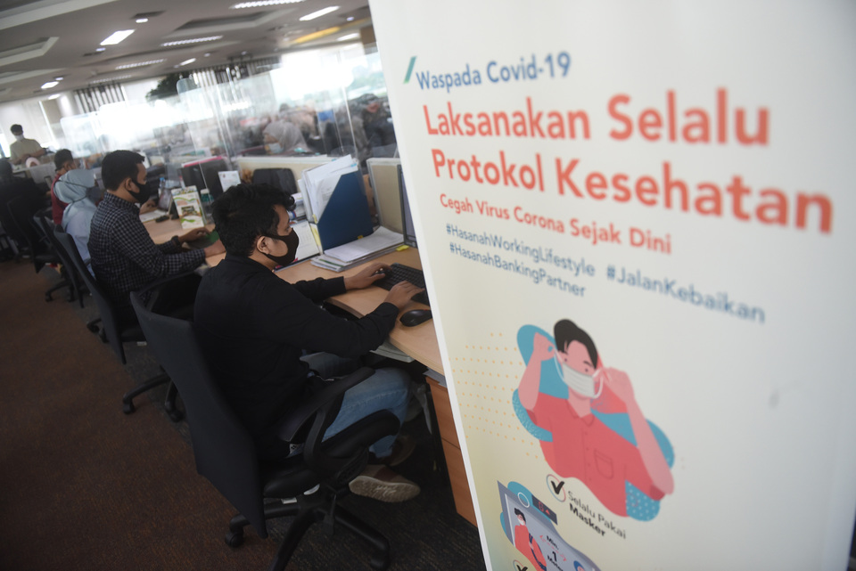 Ilustrasi karyawan bekerja di kantor.