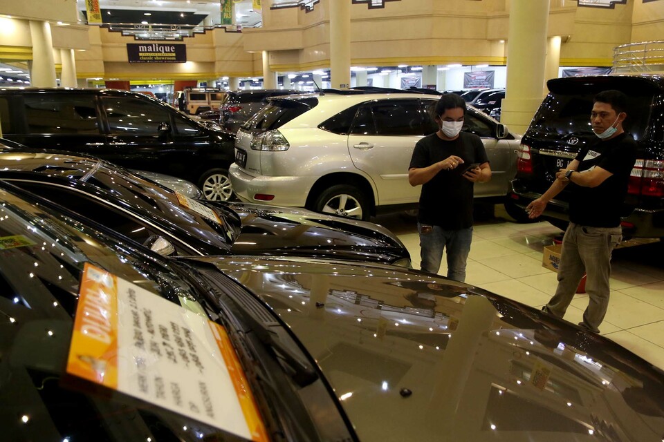 Sejumlah mobil bekas yang dijual di dalam sebuah mall di Jakarta Selatan, Kamis, 15 Oktober 2020. 