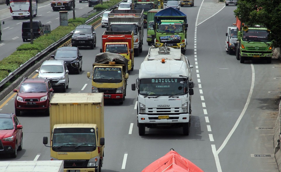 Sejumlah truk pengangkut logistik melintas di Jalan Tol TB Simatupang, Jakarta Selatan, Rabu 4 November 2020.  Tumbuh pesatnnya e-commerce dan bisnis via digital, mendorong Isuzu Astra Motor Indonesia  (IAMI) menggencarkan penjualan kendaraan komersial dan mengincar pasar logistik, terbukti pada Juni 2020 masih tercatat 25,7 %, dan di Juli penjualan naik menjadi 28,6 %.