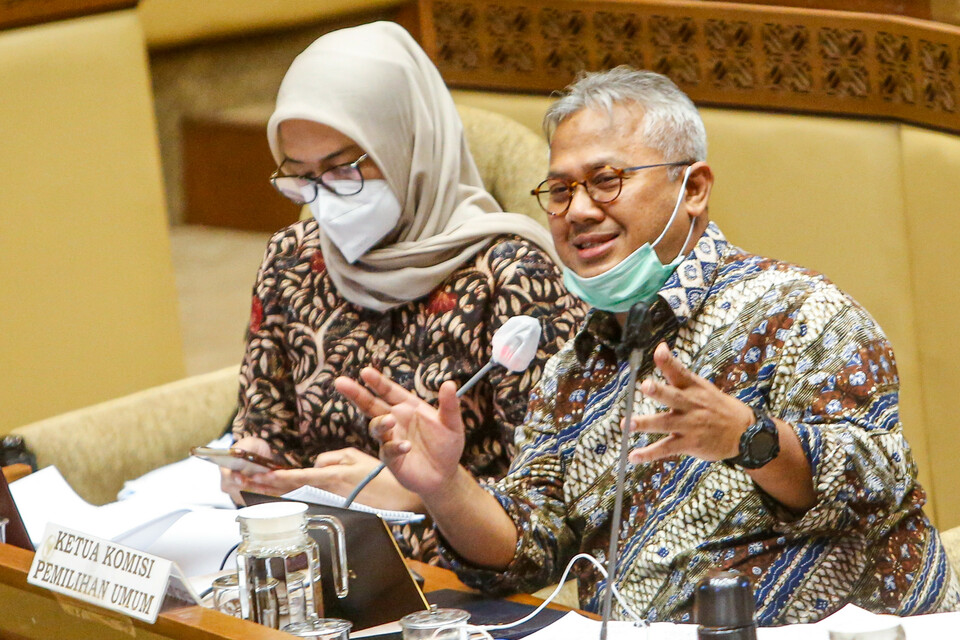 Komisioner KPU Evi Novida (kiri) bersama Ketua KPU Arief Budiman hadir pada rapat kerja dengan Komisi II DPR di kompleks Parlemen, Jakarta, Kamis (12/11/2020).