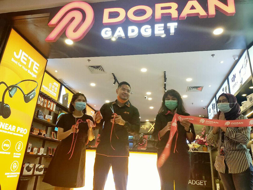 CEO Doran Group Jhonny Thio Doran, Business Development Manager Doran Group Cita Sophia Asa, dan Executive Manager Doran Group Mellia Sirapanji pada pembukaan toko di Tunjungan Plaza Surabaya.