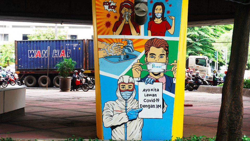 Mural bertema pencegahan Covid-19 menghiasai kolong Simpang Susun Tomang, Jakarta Barat.