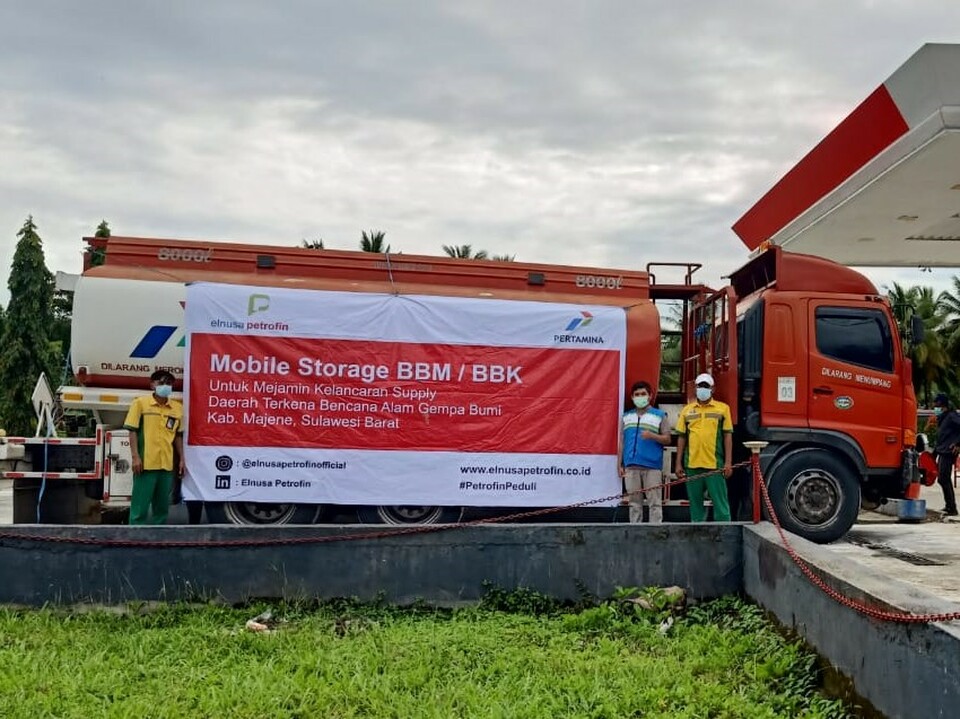Pengantaran mobile storage ke salah satu SPBU di Majene, Sulawesi Barat.