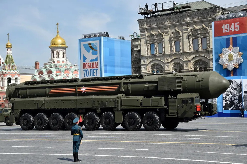 Sistem rudal balistik antarbenua Yars RS-24 Rusia melintas melewati Lapangan Merah di Moskwa saat parade militer Hari Kemenangan pada Mei 2015.