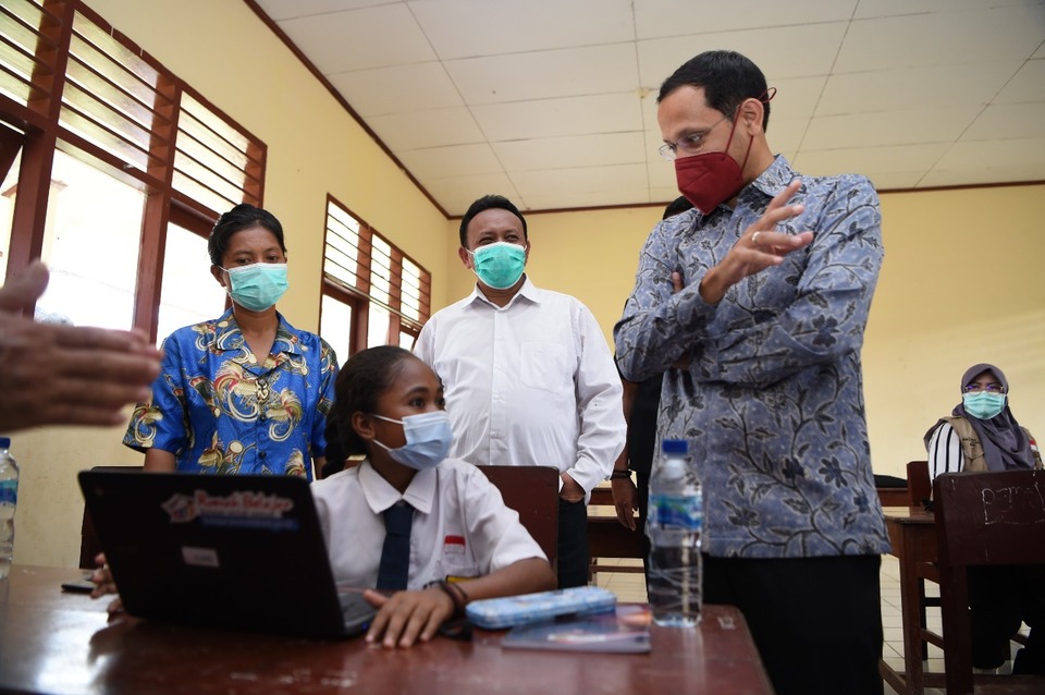 Menteri Pendidikan dan Kebudayaan Nadiem Anwar Makarim saat mengunjungi SMPN 14 Kabupaten Sorong, Papua Barat. 