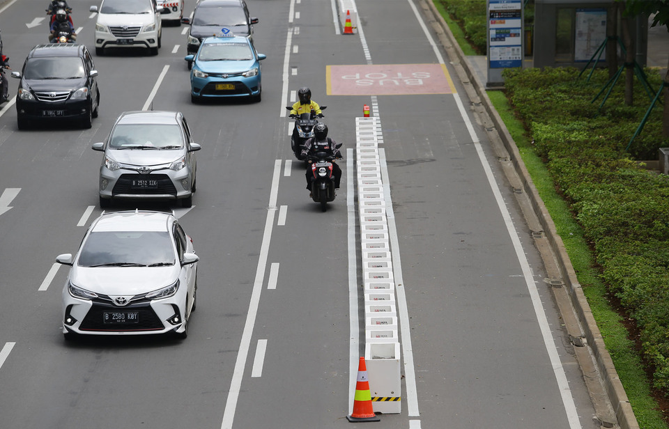 Beton pembatas yang terpasang untuk jalur sepeda terbentang di jalan sudirman, kawasan Senayan, Jakarta Selatan, Rabu, 24 Februari 2021.