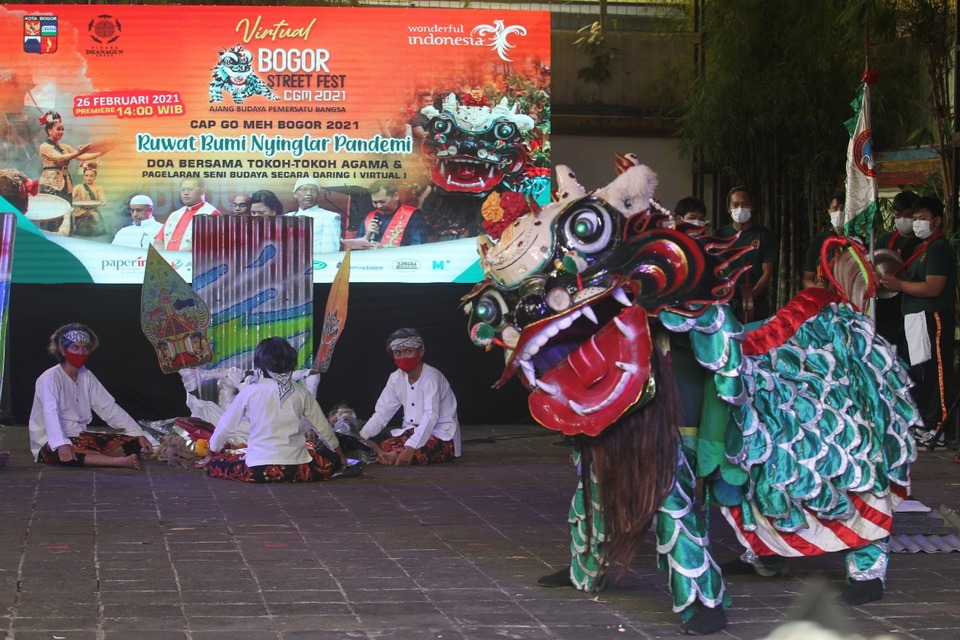 Pertunjukan barongsai dalam acara Acara Pesta Rakyat Cap Go Meh (CGM) 2021 di vihara Dhanagun, Kota Bogor, Jumat (26/2/2021).