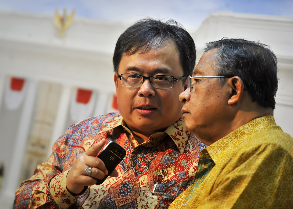 Menko Perekonomian Darmin Nasution (kanan) berdiskusi dengan Menteri Keuangan Bambang PS Brodjonegoro (kiri) saat mengumumkan regulasi pemangkasan izin investasi terkait paket kebijakan ekonomi tahap II, di Kantor Presiden, Jakarta, 29 September 2015