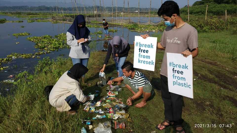 Komunitas Environmental Green Society (Envigreen Society) menemukan banyak sampah plastik tercecer di Waduk Karangkates, Kabupaten Malang. 