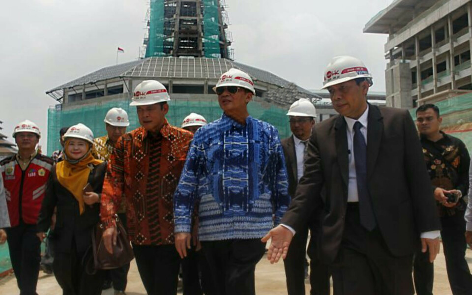 Rektor Universitas Sultan Ageng Tirtayasa (Untirta) Fatah Sulaiman (kanan) bersama Gubernur Banten Wahidin Halim (tengah) dan Penasihat Untirta Farih Nuril (ketiga kiri) bersama staf meninjau kompleks kampus baru Untirta di Sindangsari, Serang, Banten, Rabu, 2 Maret 2019.
