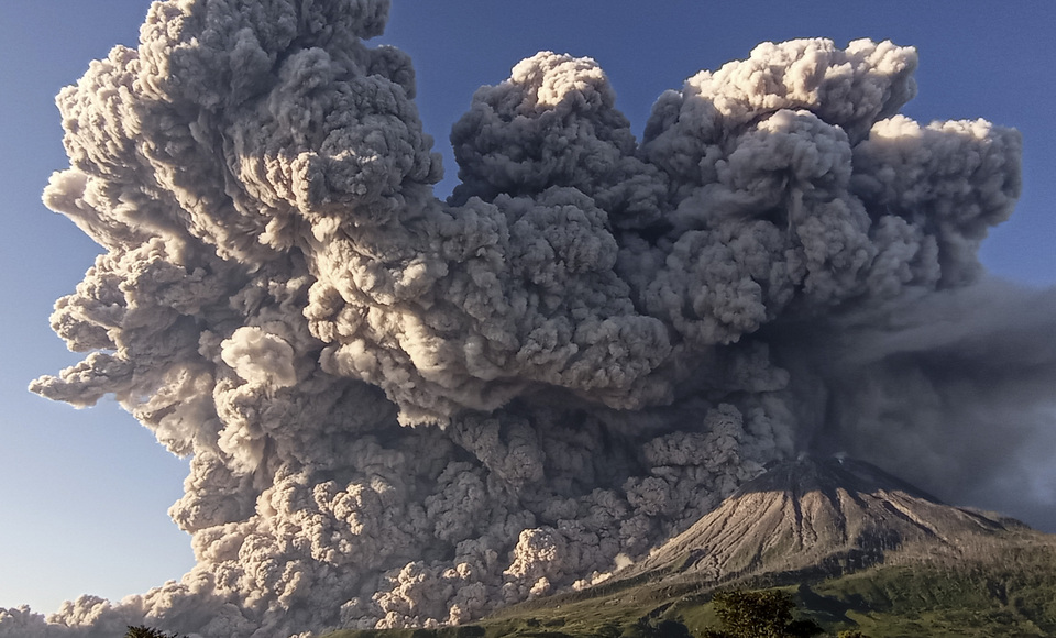 Gunung Sinabung Semburkan Abu Vulkanik Setinggi 2.000 Meter