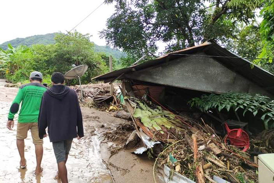 Warga melintas di dekat rumah yang rusak akibat banjir bandang di Adonara Timur, Flores Timur, NTT, Senin, 5 April 2021. 