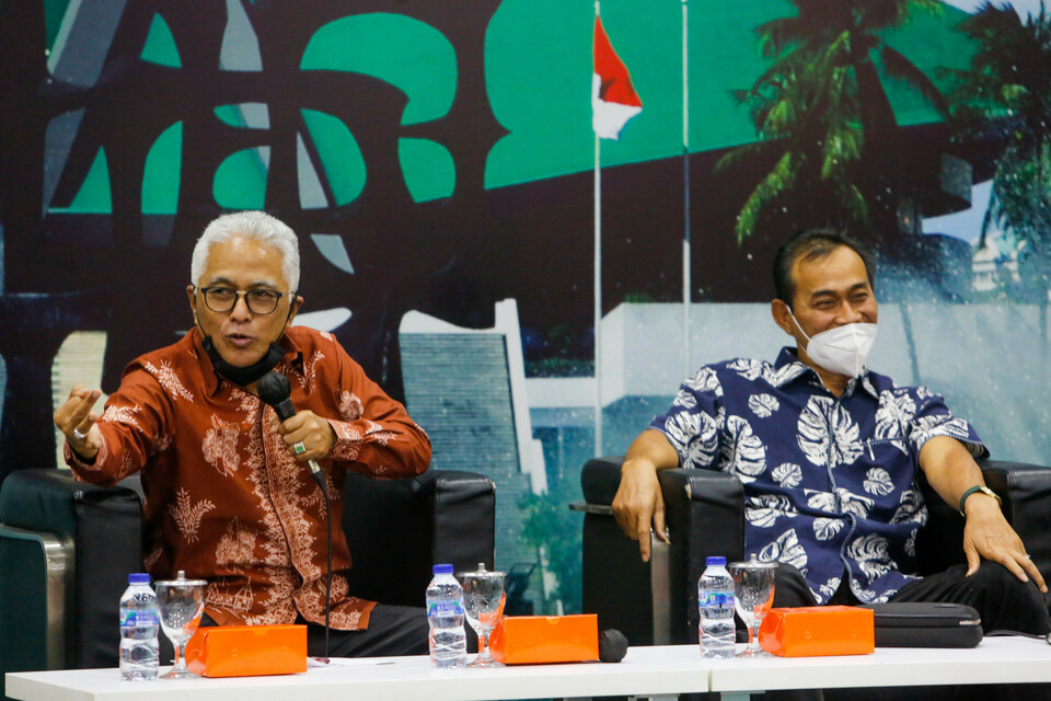 Wakil Ketua Baleg DPR F-PKB Ibnu Multazam (kanan) bersama Anggota Komisi II DPR F-PAN Guspardi Gaus (kiri) Diskusi Forum Legislasi di kompleks parlemen, Senayan, Jakarta, Selasa, 6 April 2021.

