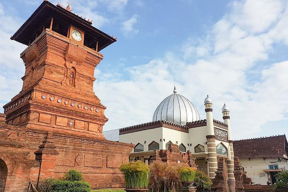 Masjid Menara Kudus memiliki keunikan karena gaya desain masjid ini memiliki arsitektur bergaya Hindu kuno.