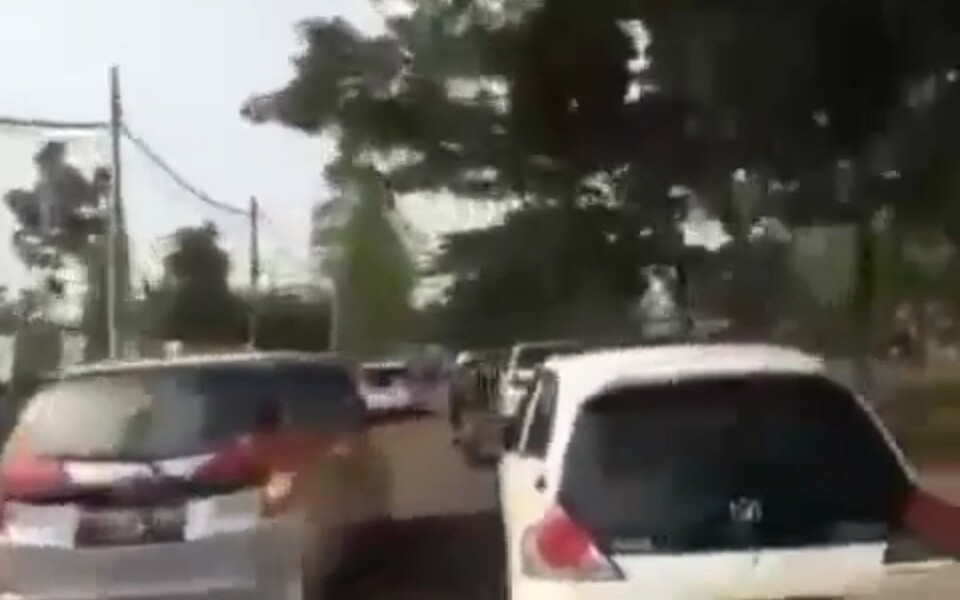 Sebuah Honda Brio menghalangi laju ambulans di Jalan Raya Pemda Tigaraksa, Kabupaten Tangerang.