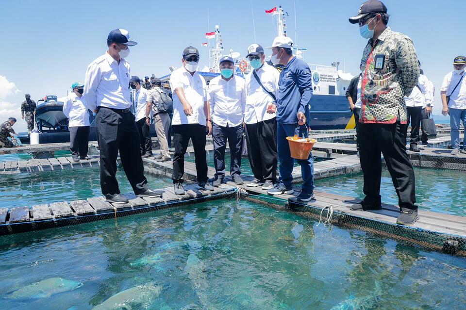 Menteri Kelautan dan Perikanan Sakti Wahyu Trenggono (ketiga kiri) meninjau Sentra Kelautan dan Perikanan Terpadu Natuna di Selat Lampa, Kepulauan Natuna, Provinsi Kepulauan Riau, Kamis, 22 April 2020.