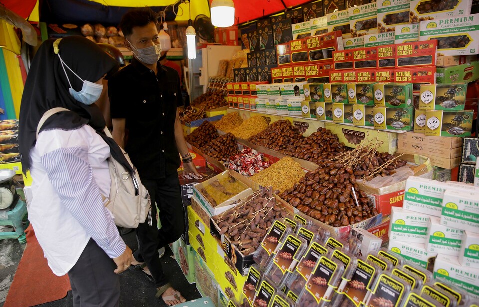 Calon pembeli melihat berbagai jenis buah kurma yang dijajakan pedagang di kawasan Tanah Abang, Jakarta Pusat, Minggu, 25 April 2021. 