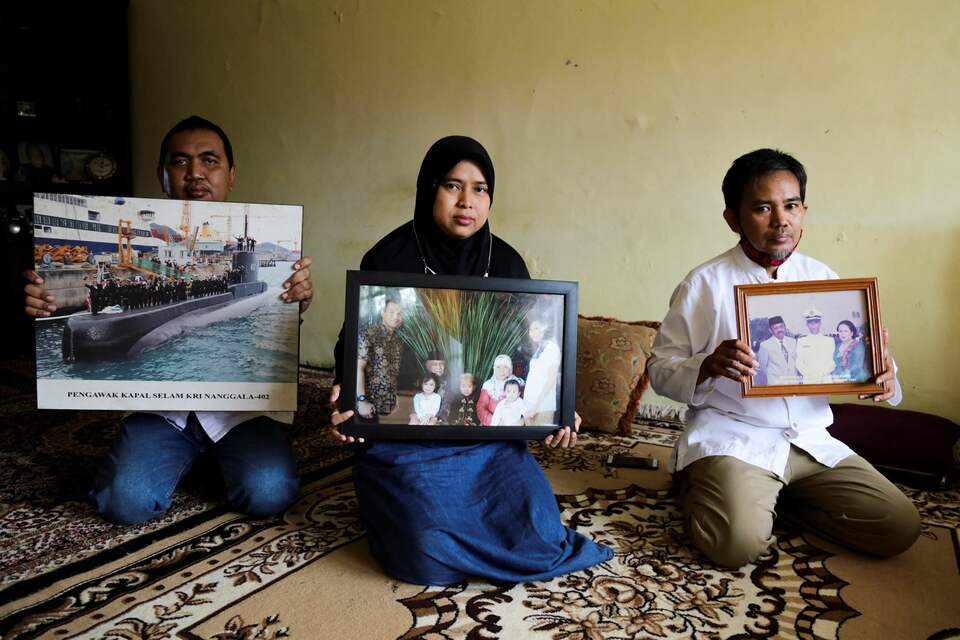 
Anggota keluarga memegang foto Kolonel Marinir Harry Setiawan, komandan kapal selam KRI Nanggala 402 yang hilang di lepas pantai Bali 21 April 2021 saat latihan, di rumah keluarga mereka di Depok, Sabtu 24 April 2021.