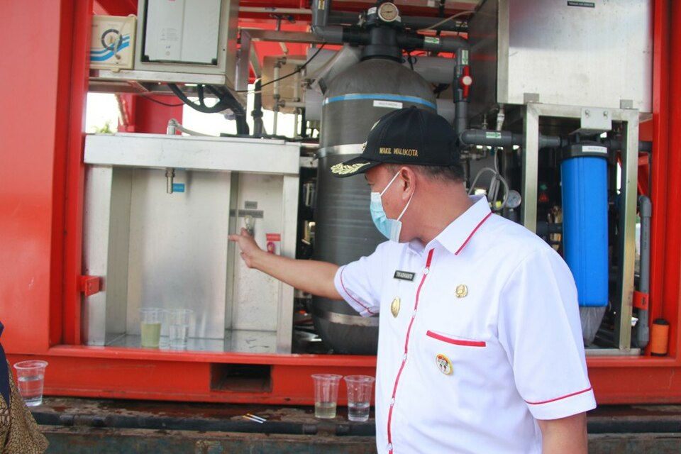 Wakil Wali Kota Bekasi, Tri Adhianto, tertarik miliki mesin penjernih air untuk kebutuhan warga sekaligus mengatasi persoalan air bersih.