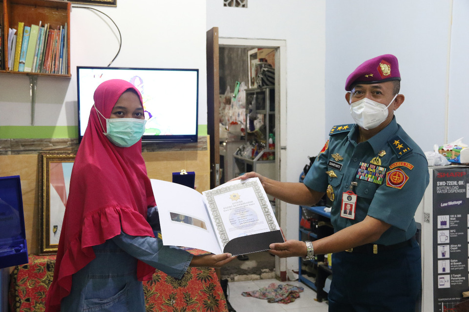 Penyerahan tanda jasa oleh Adibhakti Sanapati oleh Deputi Bidang Pemantauan dan Pengendalian BSSN Mayor Jenderal TNI Dr. Suharyanto, S.E.,M.M. di kediaman prajurit, beberapa waktu lalu.