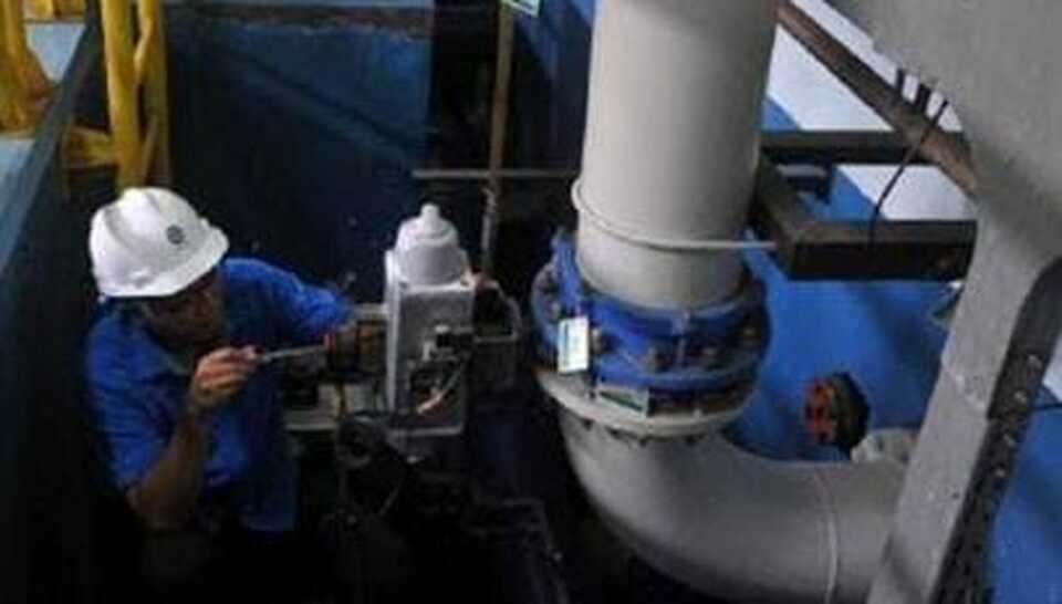 Pekerja Palyja memperbaiki booster pump Gajah Mada yang sempat mengalami gangguan, Sabtu 8 Mei 2021.