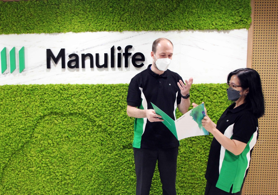 President Director & CEO Manulife Indonesia Ryan Charland berbincang dengan Director & Chief Financial Officer Meylindawati di Kantor Pusat Manulife di Jakarta, Senin 31 Mei 2021. Pendapatan premi Manulife pada tahun 2020 naik 6 % atau menjadi Rp 8,9 triliun dari tahun sebelumnya.