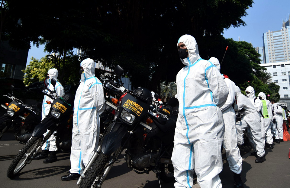 Sejumlah petugas gabungan yang tergabung dalam Tim Pemburu Covid-19 bersiap di halaman Polda Metro Jaya, Jakarta, Senin, 7 Juni 2021.
