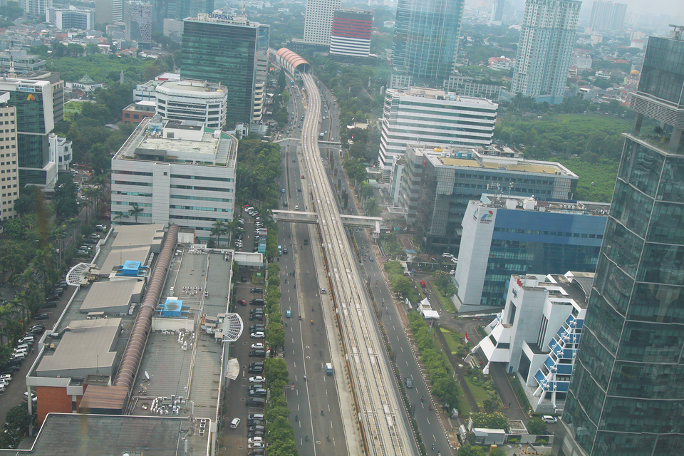 Pembangunan Light Rail Transit (LRT) di depan Jalan HR. Rasuna Said, Jakarta, Senin (14/6/2021). LRT sudah 100 persen dikerjakan oleh PT INKA yang nanti akan dioperasikan oleh PT KAI. Jadi semuanya dikerjakan di Indonesia, termasuk juga pembangunan konstruksinya oleh PT Adhi Karya. Pembangunan LRT ini bertujuan mengintegrasikan transportasi massal di Jabodebek. Ke depannya, antara MRT, LRT, kereta bandara maupun bus transjakarta bisa terintegrasi.