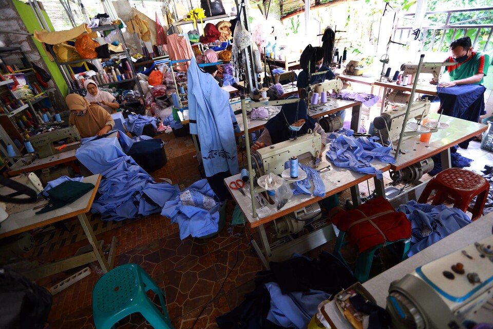 Pekerja menyelesaikan pembuatan pakaian di industri rumahan konveksi di Gunung Sindur, Kabupaten Bogor, Jawa Barat, Selasa (22/6/2021). Pemerintah diminta untuk segera menerapkan bea masuk tindakan pengamanan perdagangan (BMTP) atau safeguards pakaian jadi terkait anjloknya utilisasi industri tekstil dan produksi tekstil. 