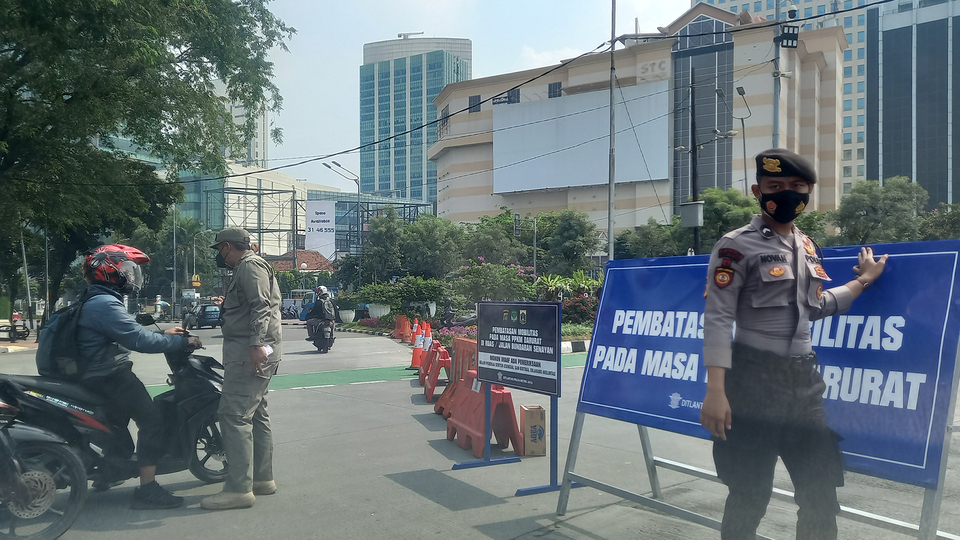 Penyekatan Ppkm Darurat Di Bundaran Senayan