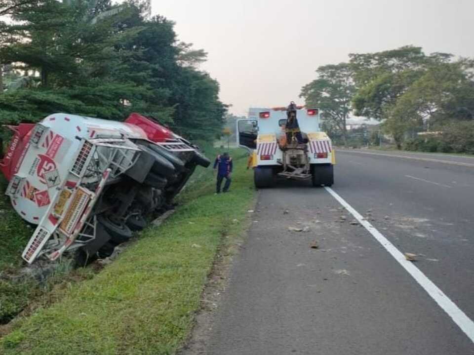 Sopir Mengantuk, Truk Pertamina Terguling Di Tol Jagorawi Bogor