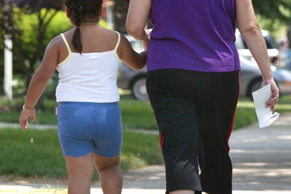 Studi menemukan banyak orang tua dari anak-anak obesitas juga mengalami kelebihan berat badan.
AFP: Tim Boyle