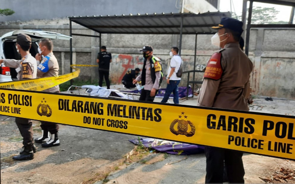 Petugas Polres Metro Bekasi memasang garis polisi di area Universitas Krisnadwipayana, Kota Bekasi, Jawa Barat, setelah terjadi bentrok dua ormas pendukung rektor, Selasa, 31 Agustus 2021.