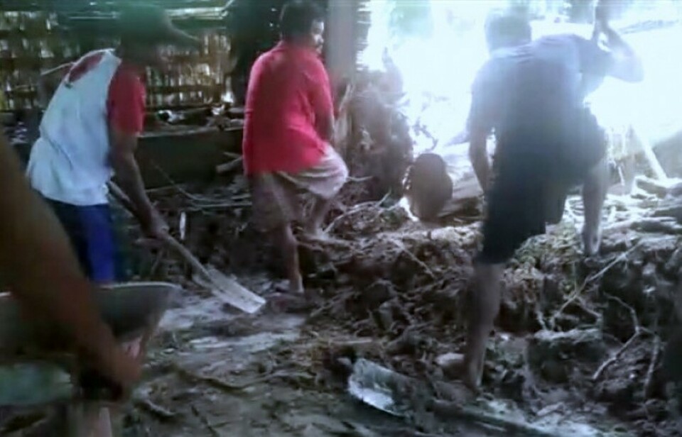 Warga membersihkan material lumpur yang terbawa banjir di Desa Burana, Kecamatan Tabulahan, Kabupaten Mamasa, Sabtu 4 September 2021. 