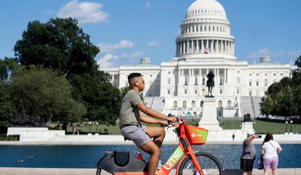 Orang-orang terlihat di dekat gedung Capitol di Washington, D.C., Amerika Serikat, pada Senin 6 September 2021. Jumlah total kasus Covid-19 di Amerika Serikat mencapai 40 juta pada Senin, menurut data dari Universitas Johns Hopkins.