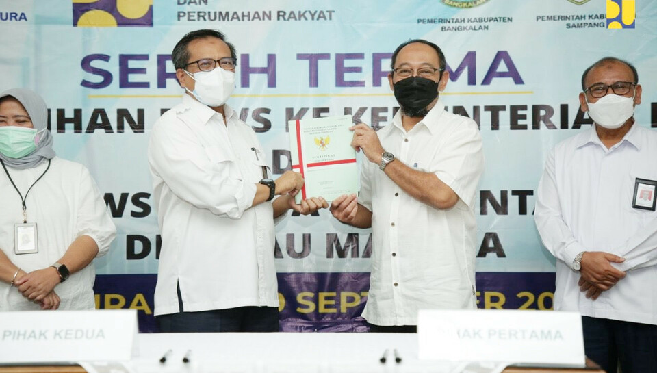 Kementerian Pekerjaan Umum dan Perumahan Rakyat (Kempupera) menerima pengalihan aset Barang Milik Negara (BMN) senilai Rp 1,125 triliun dari Badan Pengembangan Wilayah Surabaya-Madura (BPWS), di Surabaya, Kamis, 9 September 2021.
