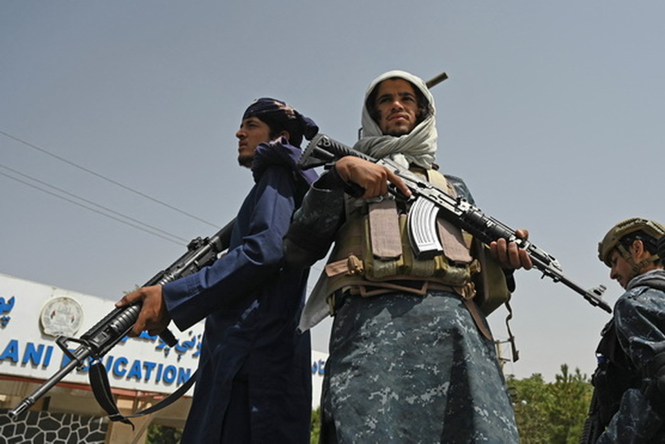 Milisi Taliban berjaga di luar Universitas Pendidikan Shaheed Rabbani di Kabul, Afghanistan pada Sabtu 11 September 2021. 