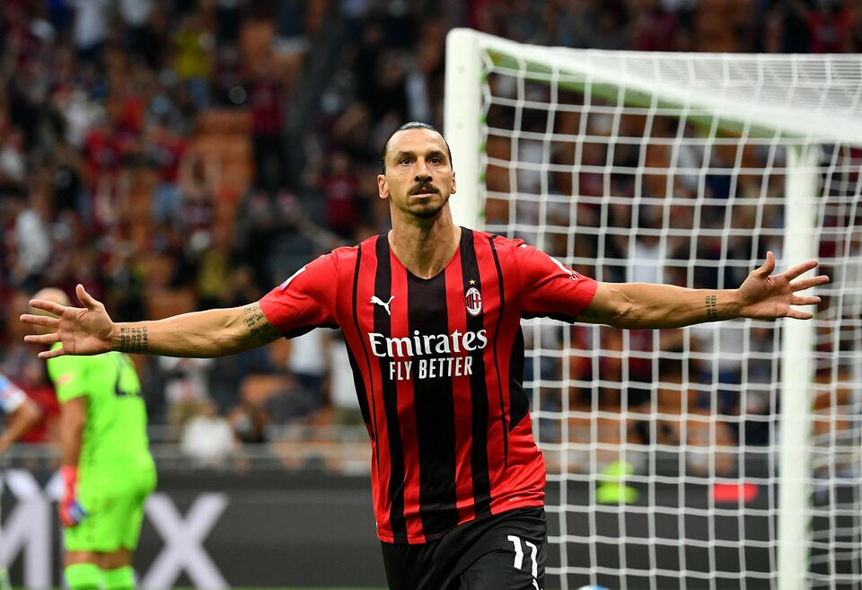 Penyerang AC Milan, Zlatan Ibrahimovic, merayakan gol ke gawang Lazio, Minggu, 12 September 2021.
