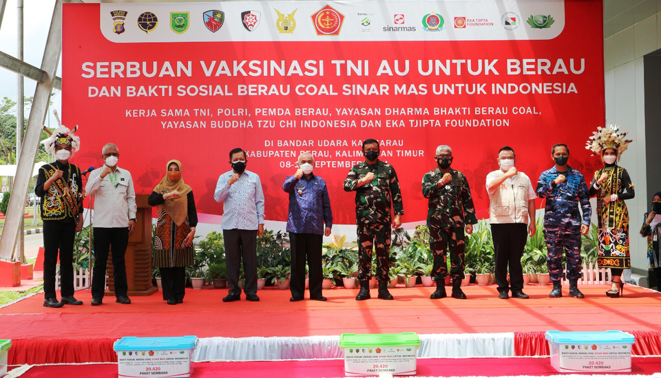 Gubernur Kalimantan Timur, Isran Noor (kelima dari kiri) didampingi oleh Bupati Berau Sri Jurnarsih, bersama dengan Ketua DPRD Kaltim Makmur HAPK, Pembina Yayasan Buddha Tzu Chi cabang Sinar Mas Hong Tjhin, Panglima Komando Gabungan Wilayah Pertahanan II, Marsekal Madya TNI Imran Baidirus menghadiri Program Bakti Berau Coal Sinar Mas untuk Indonesia Pekan lalu. Bakti sosial berupa pembagian 20.420 paket Sembako kepada warga terdampak Covid-19 juga beri dukungan dalam serbuan 10.000 vaksin Covid-19 TNI AU di Kabupaten Berau. Selain itu, Berau Coal Sinar Mas juga memberikan bantuan 10 alat bantu pernafasan (HFNC) dan 125.000 obat penanganan pasien Covid-19 untuk Kabupaten Berau.
