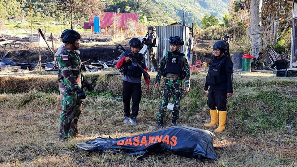 Personel TNI-Polri berhasil mengevakuasi jenazah tenaga kesehatan (nakes) Puskesmas Kiwirok, Papua, Gabriella Maelani (22), Jumat, 17 September 2021.  